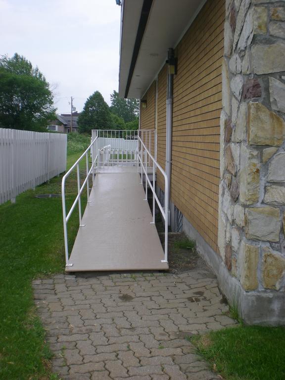 Motel Vaudreuil Eksteriør billede