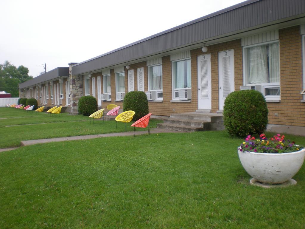 Motel Vaudreuil Eksteriør billede